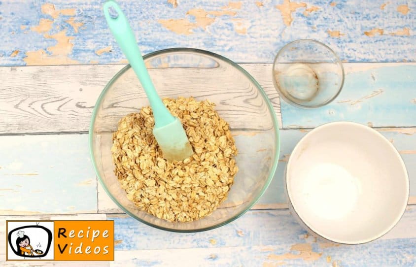 Yogurt Sundae with Oatmeal recipe, how to make Yogurt Sundae with Oatmeal step 2
